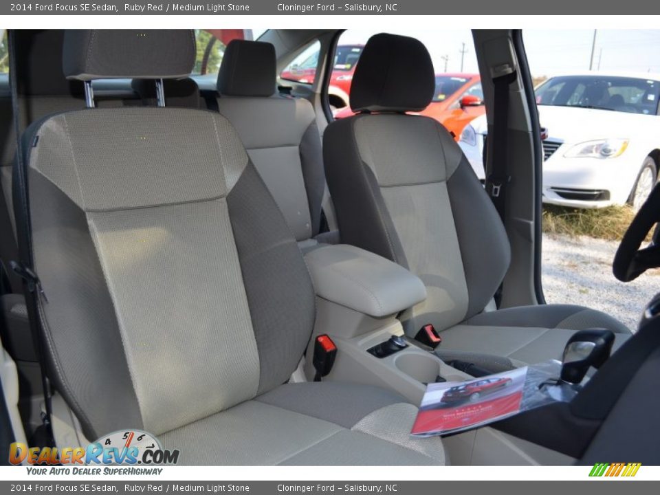 2014 Ford Focus SE Sedan Ruby Red / Medium Light Stone Photo #16
