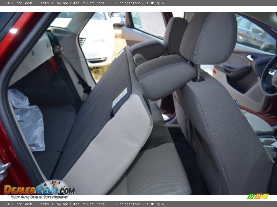 2014 Ford Focus SE Sedan Ruby Red / Medium Light Stone Photo #17