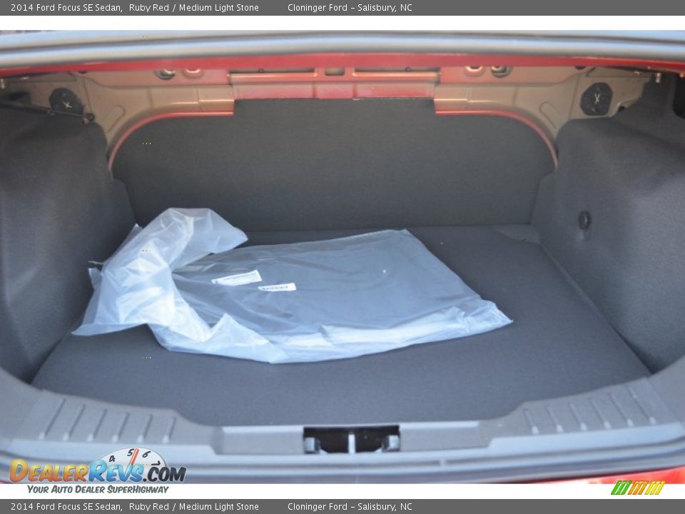 2014 Ford Focus SE Sedan Ruby Red / Medium Light Stone Photo #18