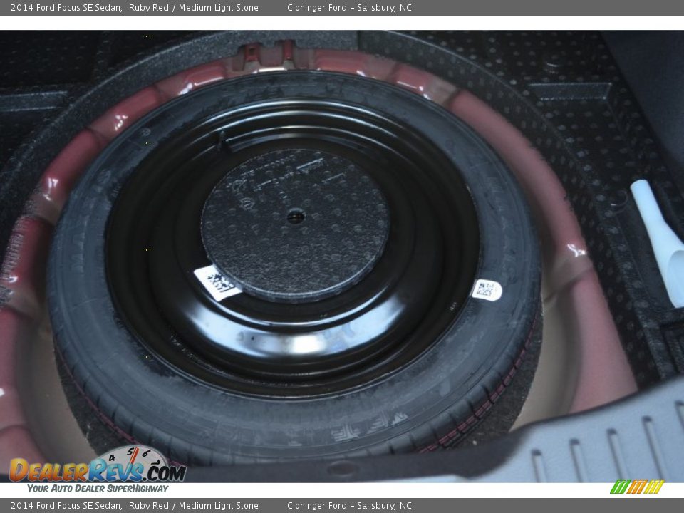 2014 Ford Focus SE Sedan Ruby Red / Medium Light Stone Photo #19