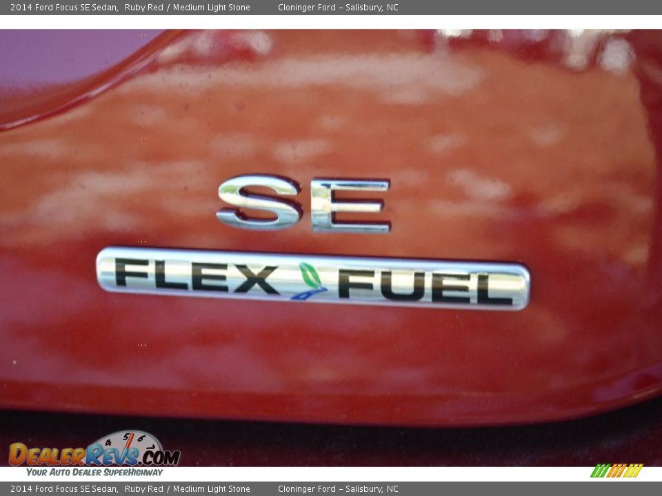 2014 Ford Focus SE Sedan Ruby Red / Medium Light Stone Photo #21