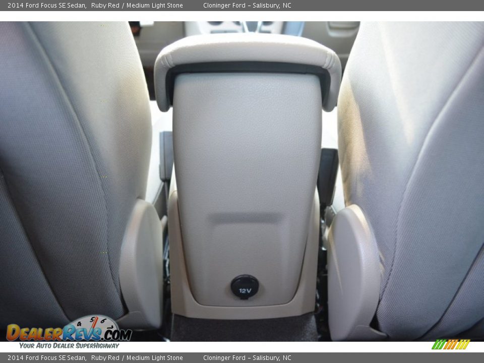 2014 Ford Focus SE Sedan Ruby Red / Medium Light Stone Photo #22