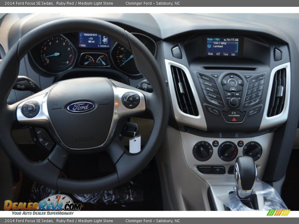 2014 Ford Focus SE Sedan Ruby Red / Medium Light Stone Photo #23