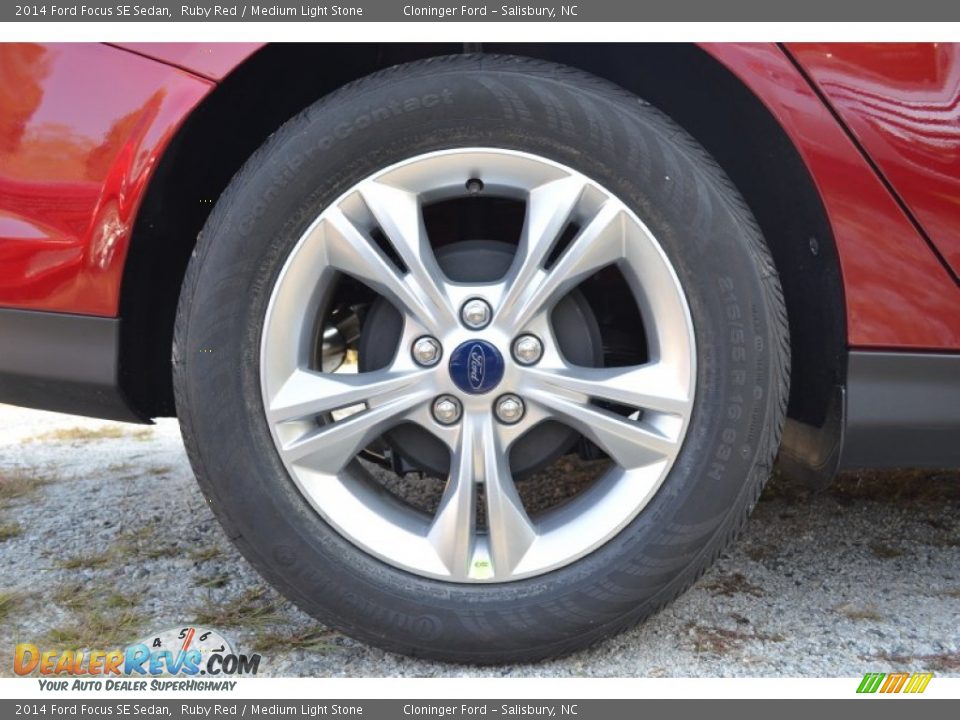 2014 Ford Focus SE Sedan Ruby Red / Medium Light Stone Photo #24
