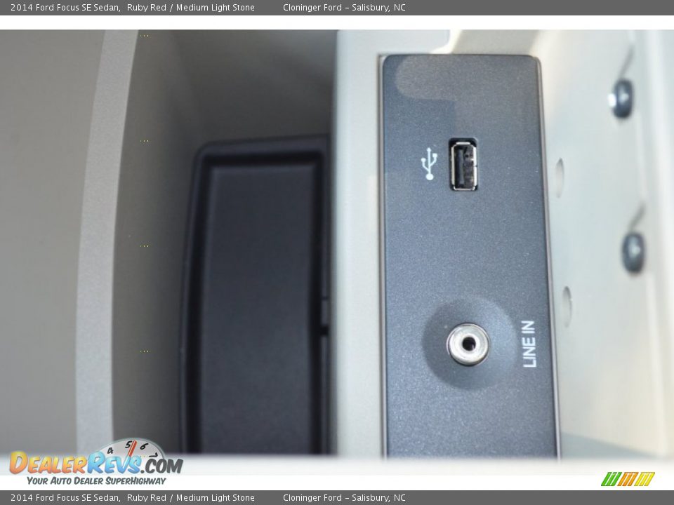 2014 Ford Focus SE Sedan Ruby Red / Medium Light Stone Photo #30