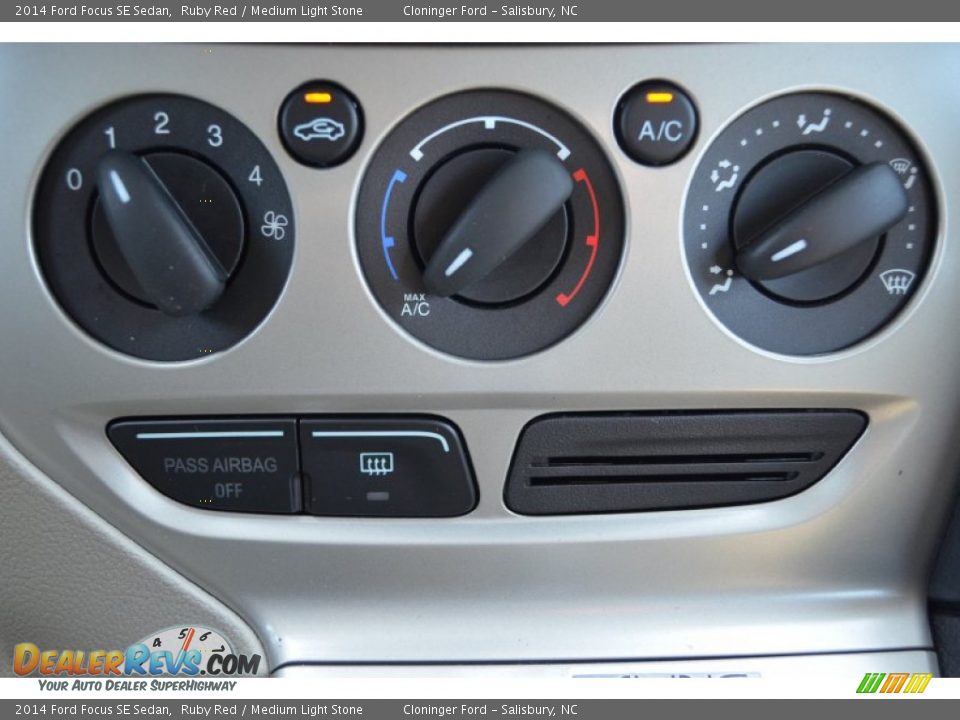 2014 Ford Focus SE Sedan Ruby Red / Medium Light Stone Photo #31