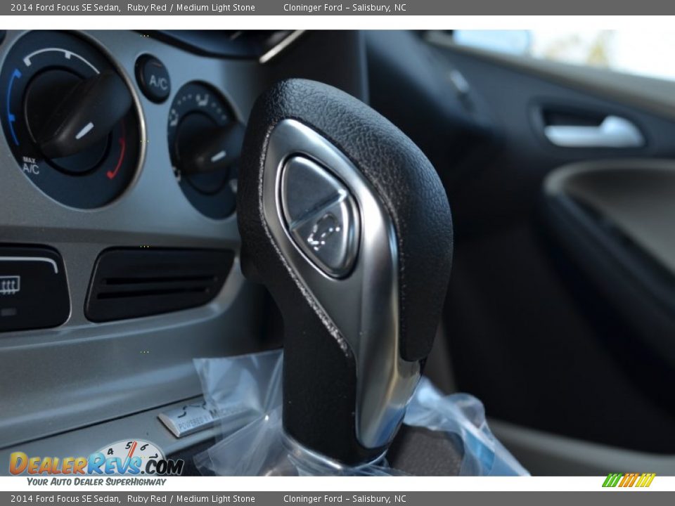 2014 Ford Focus SE Sedan Ruby Red / Medium Light Stone Photo #32