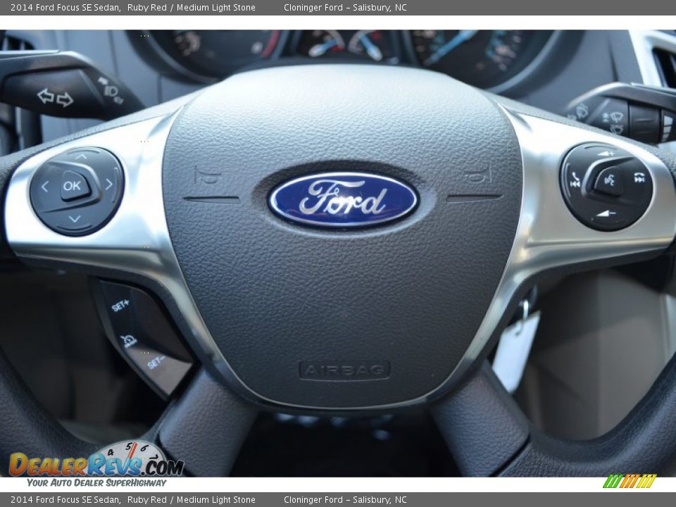 2014 Ford Focus SE Sedan Ruby Red / Medium Light Stone Photo #33