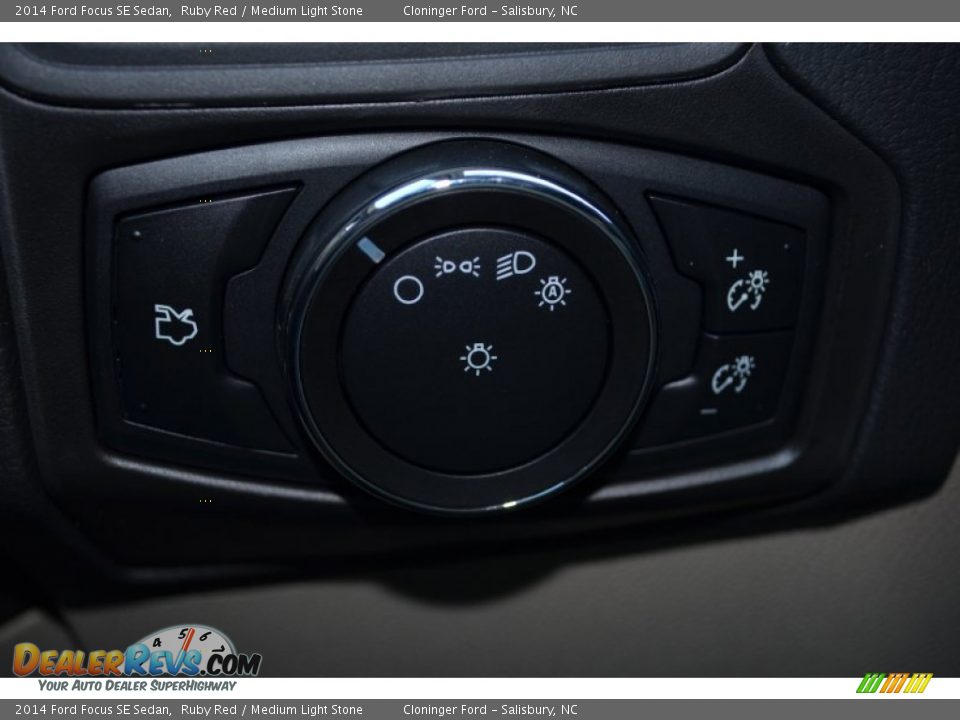 2014 Ford Focus SE Sedan Ruby Red / Medium Light Stone Photo #35