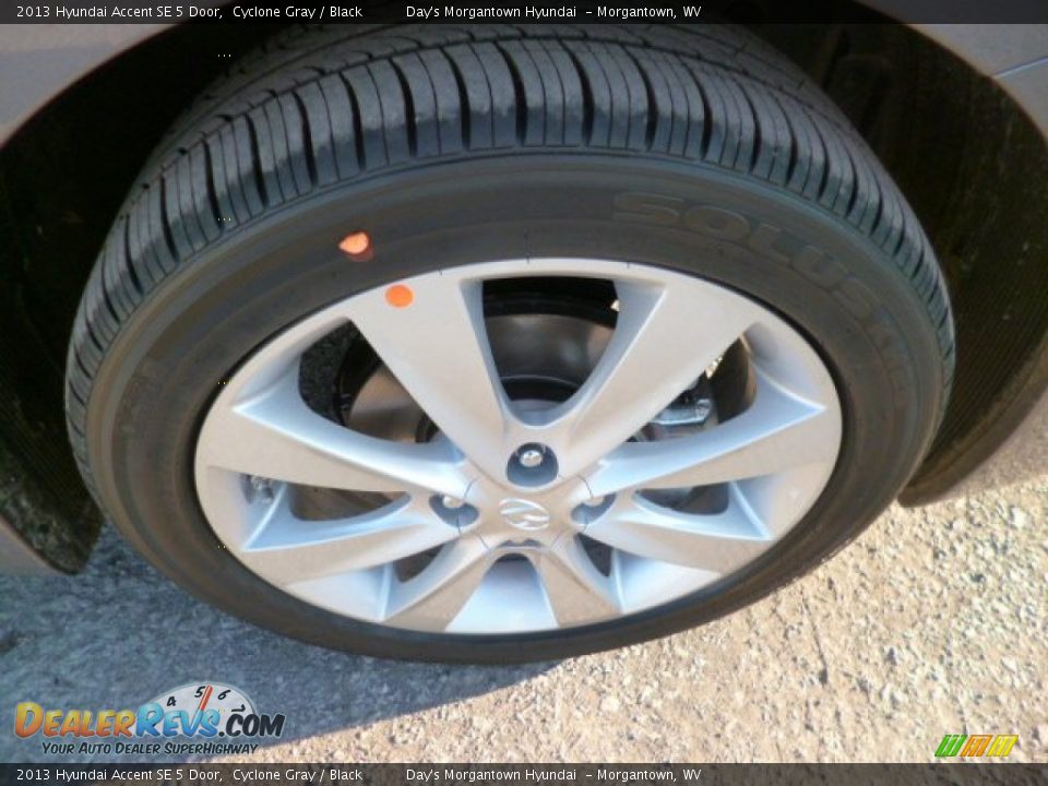 2013 Hyundai Accent SE 5 Door Cyclone Gray / Black Photo #7