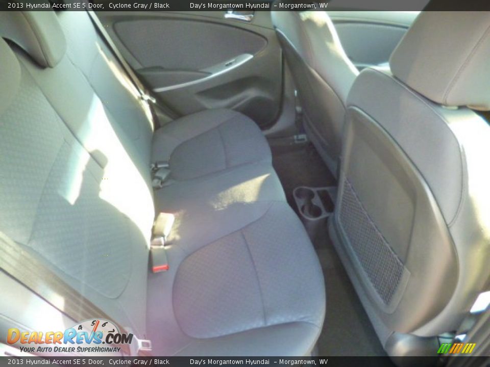 2013 Hyundai Accent SE 5 Door Cyclone Gray / Black Photo #10