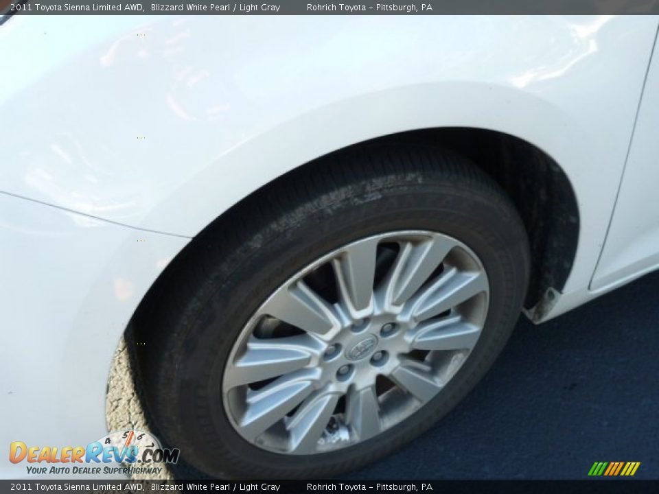 2011 Toyota Sienna Limited AWD Blizzard White Pearl / Light Gray Photo #8