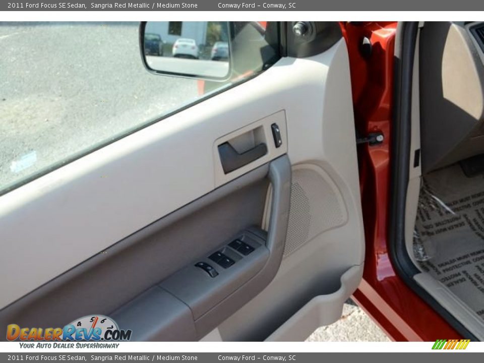 2011 Ford Focus SE Sedan Sangria Red Metallic / Medium Stone Photo #20