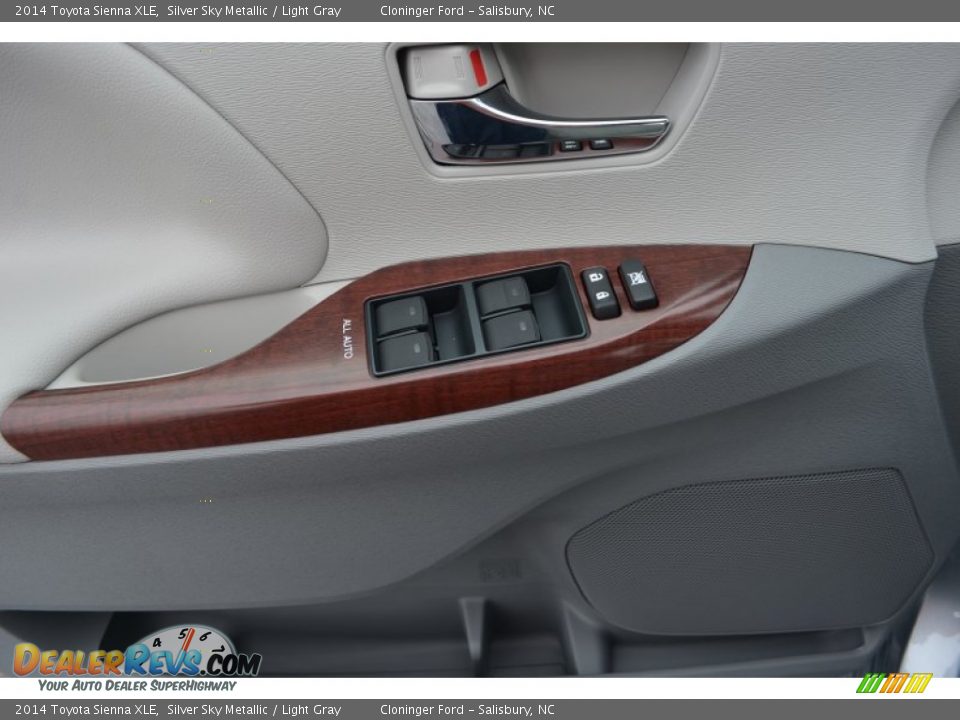 2014 Toyota Sienna XLE Silver Sky Metallic / Light Gray Photo #8