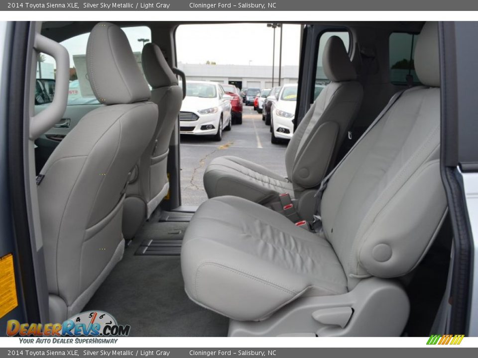 2014 Toyota Sienna XLE Silver Sky Metallic / Light Gray Photo #11