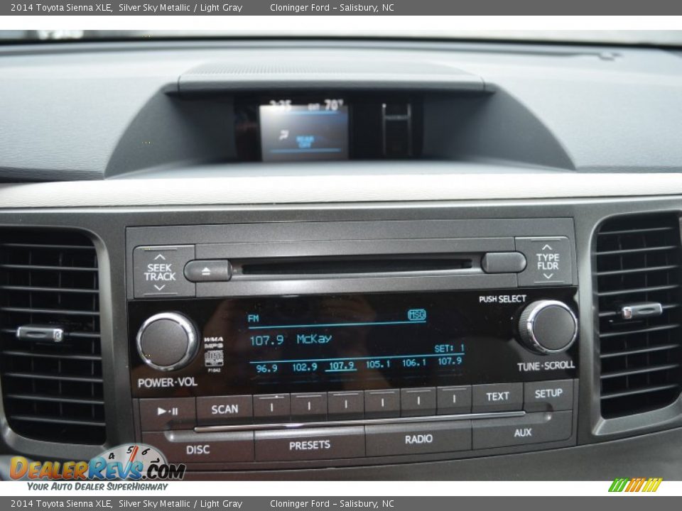 Controls of 2014 Toyota Sienna XLE Photo #26