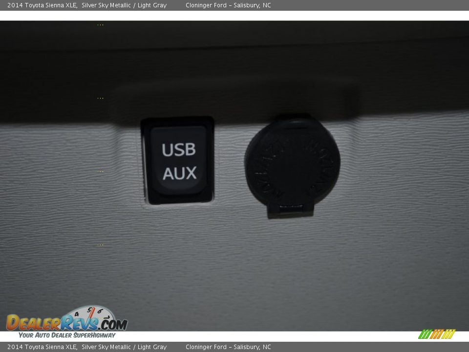 2014 Toyota Sienna XLE Silver Sky Metallic / Light Gray Photo #31