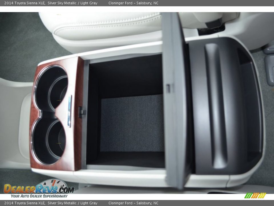 2014 Toyota Sienna XLE Silver Sky Metallic / Light Gray Photo #32
