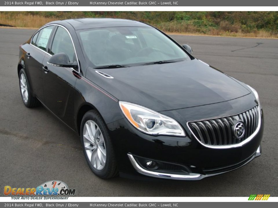Front 3/4 View of 2014 Buick Regal FWD Photo #1