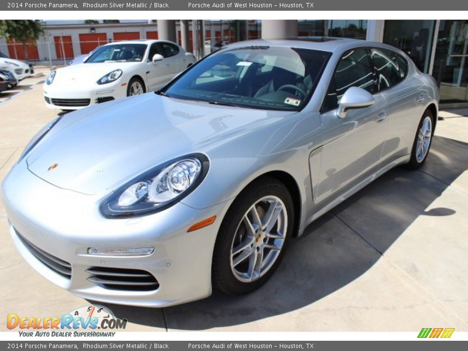 Front 3/4 View of 2014 Porsche Panamera  Photo #3