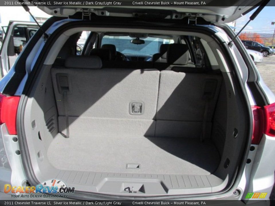 2011 Chevrolet Traverse LS Silver Ice Metallic / Dark Gray/Light Gray Photo #28