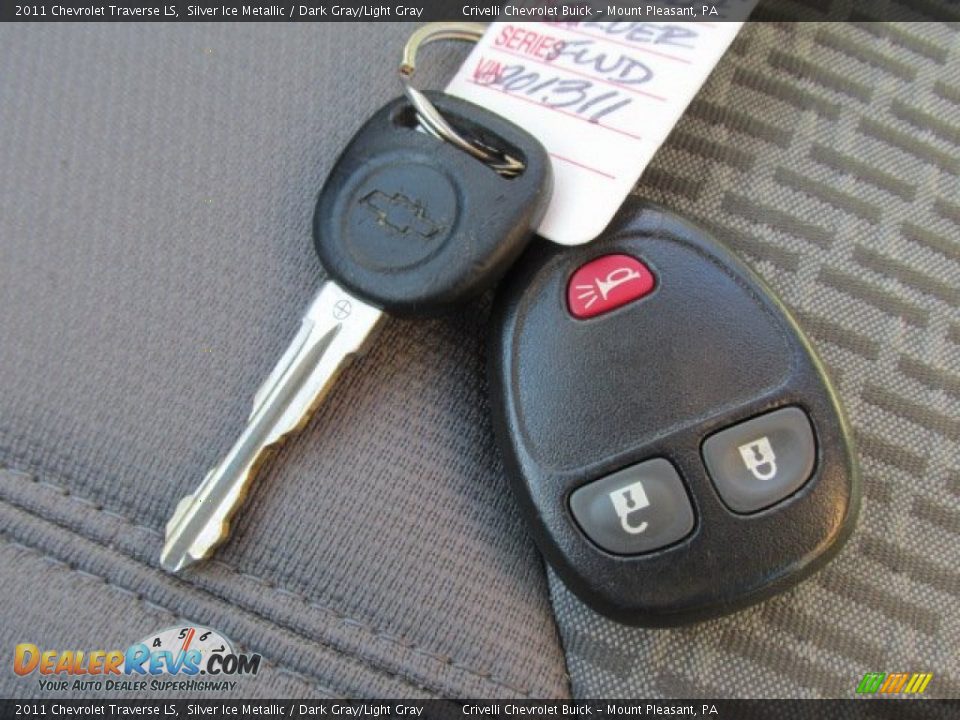 2011 Chevrolet Traverse LS Silver Ice Metallic / Dark Gray/Light Gray Photo #30