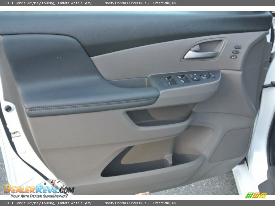 2011 Honda Odyssey Touring Taffeta White / Gray Photo #10