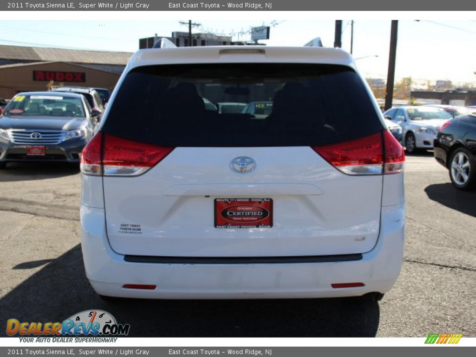 2011 Toyota Sienna LE Super White / Light Gray Photo #4
