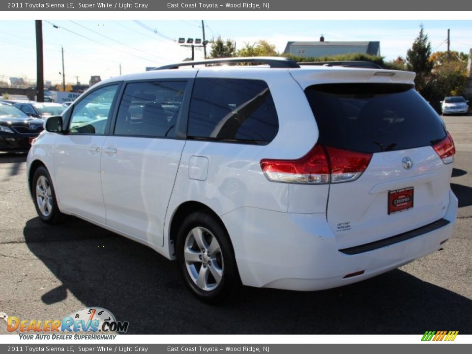 2011 Toyota Sienna LE Super White / Light Gray Photo #5