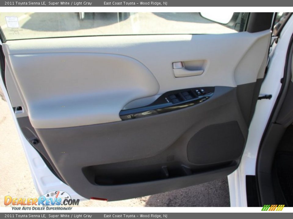2011 Toyota Sienna LE Super White / Light Gray Photo #6