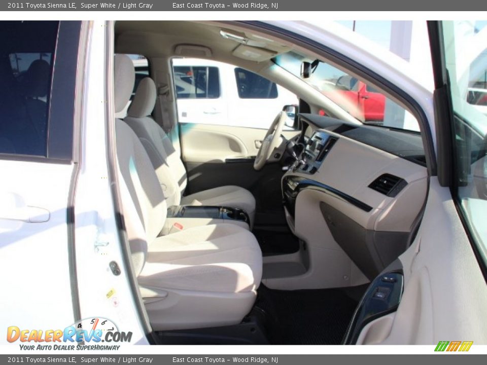 2011 Toyota Sienna LE Super White / Light Gray Photo #8