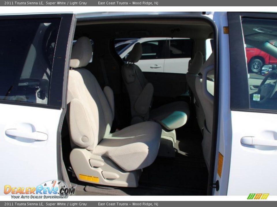 2011 Toyota Sienna LE Super White / Light Gray Photo #10