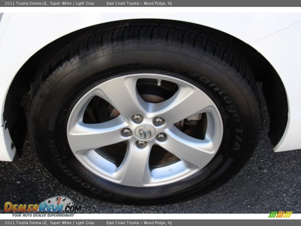 2011 Toyota Sienna LE Super White / Light Gray Photo #16