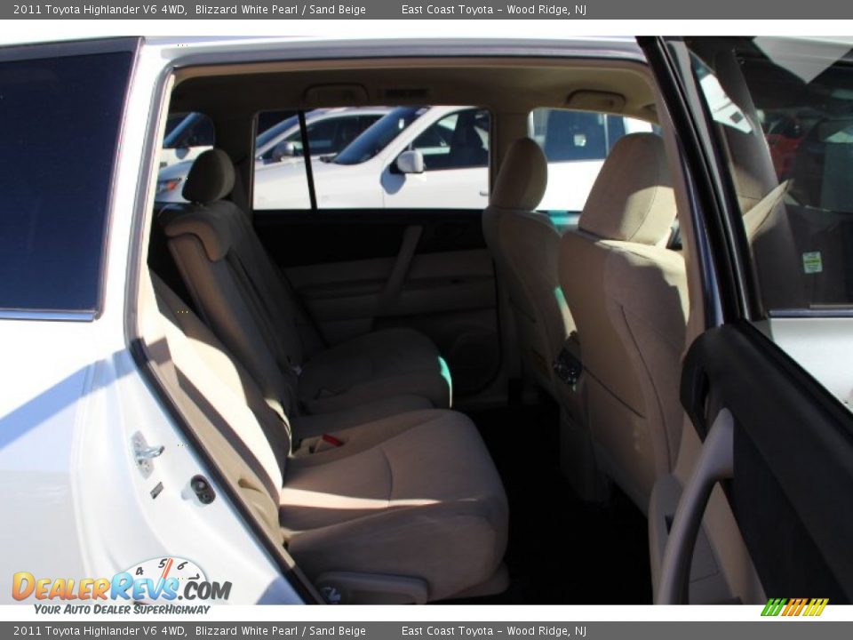 2011 Toyota Highlander V6 4WD Blizzard White Pearl / Sand Beige Photo #9
