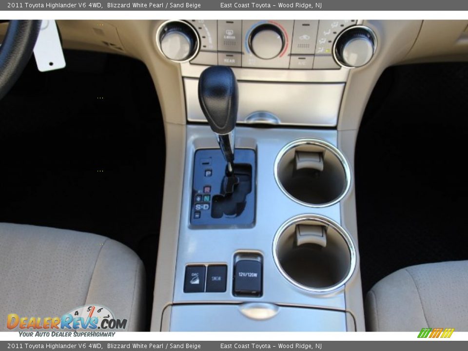 2011 Toyota Highlander V6 4WD Blizzard White Pearl / Sand Beige Photo #12