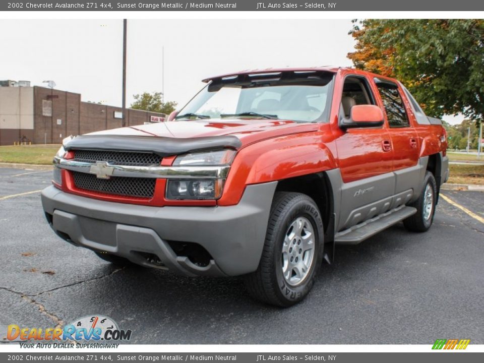 Front 3/4 View of 2002 Chevrolet Avalanche Z71 4x4 Photo #1