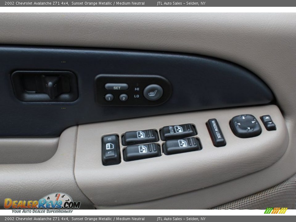 Controls of 2002 Chevrolet Avalanche Z71 4x4 Photo #11