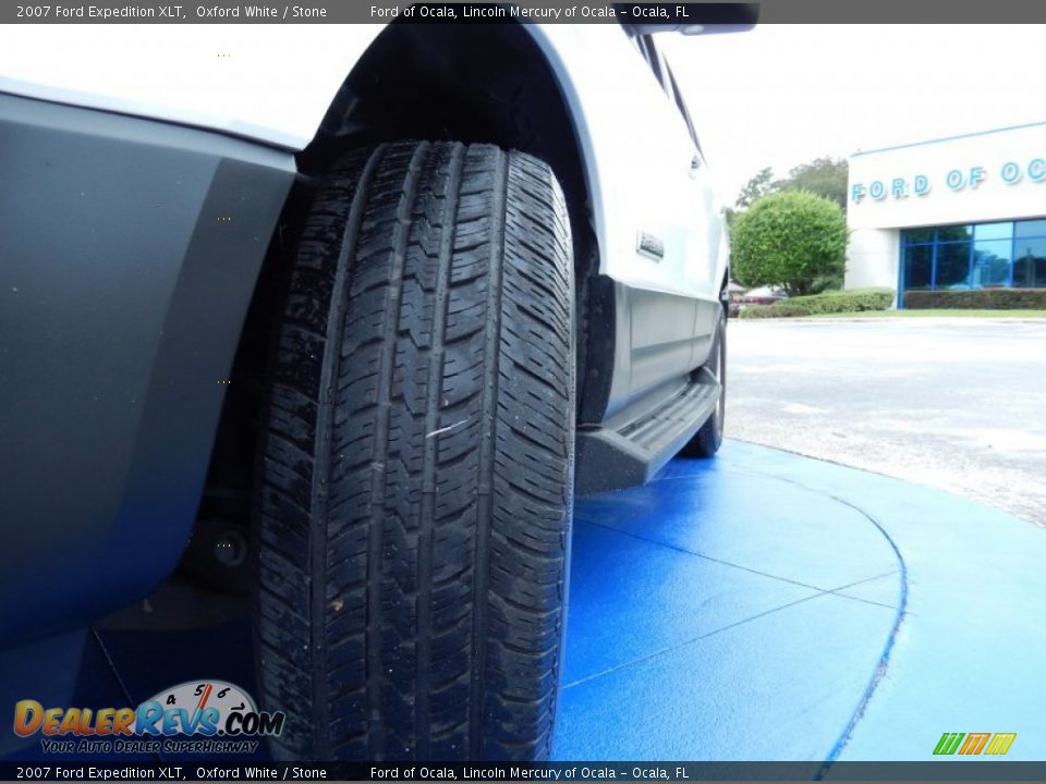 2007 Ford Expedition XLT Oxford White / Stone Photo #12
