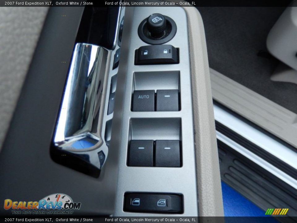 2007 Ford Expedition XLT Oxford White / Stone Photo #15