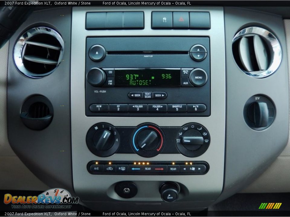 2007 Ford Expedition XLT Oxford White / Stone Photo #24