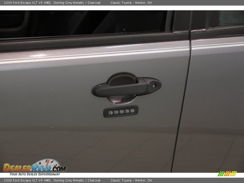 2009 Ford Escape XLT V6 4WD Sterling Grey Metallic / Charcoal Photo #4
