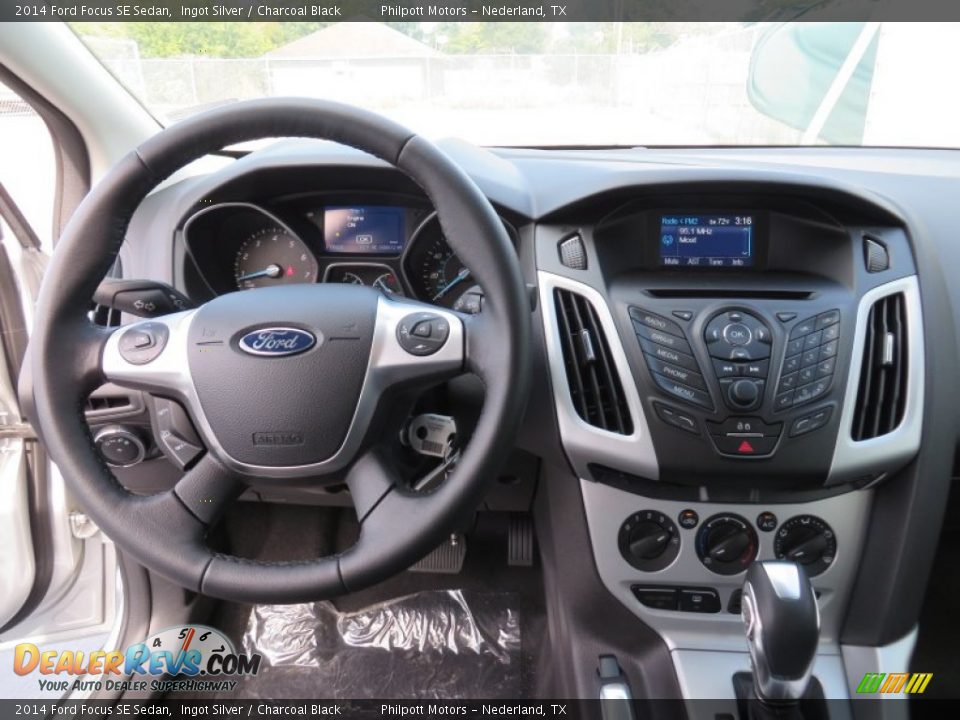 Dashboard of 2014 Ford Focus SE Sedan Photo #28