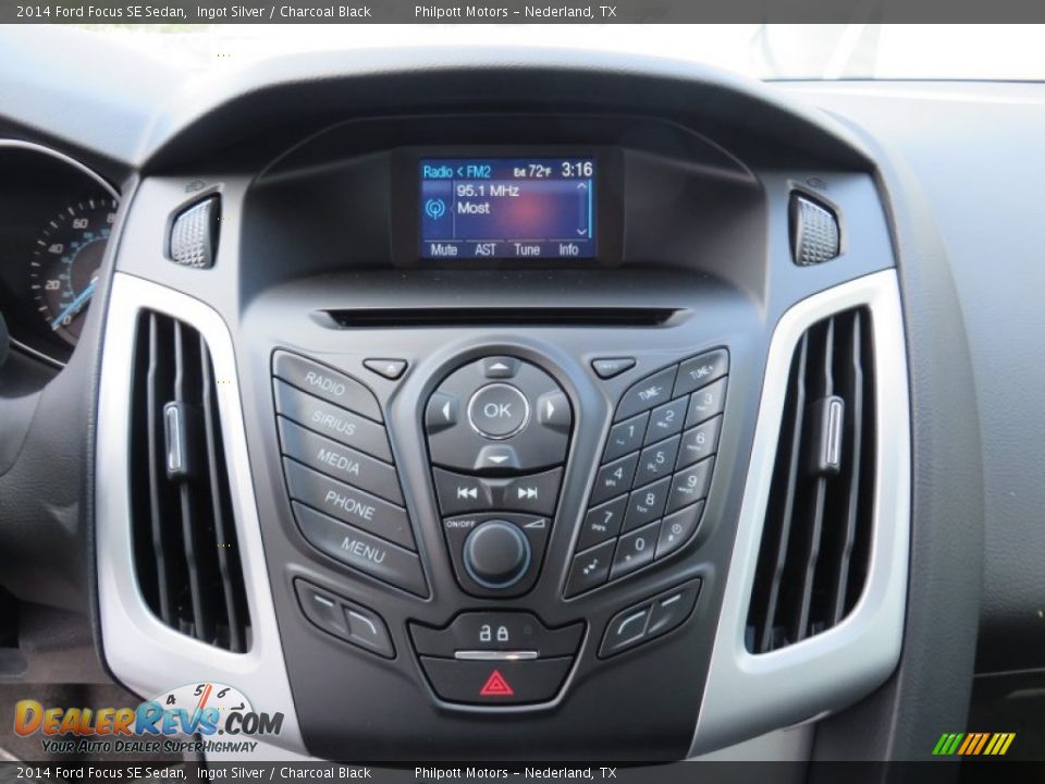 Controls of 2014 Ford Focus SE Sedan Photo #29