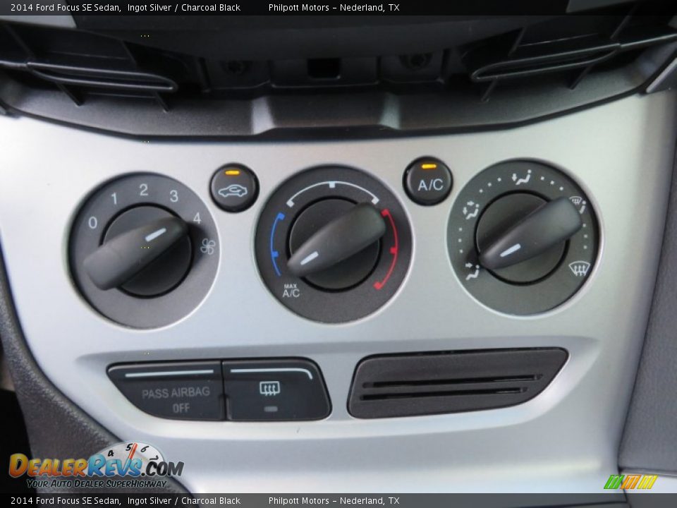 Controls of 2014 Ford Focus SE Sedan Photo #30