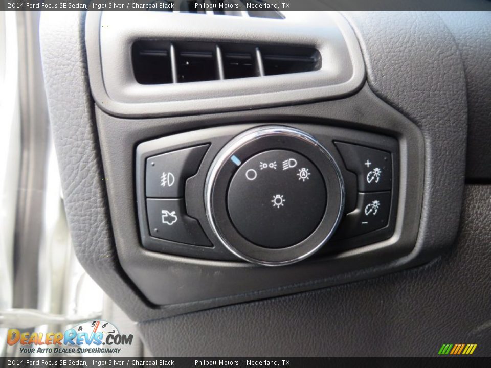 Controls of 2014 Ford Focus SE Sedan Photo #33