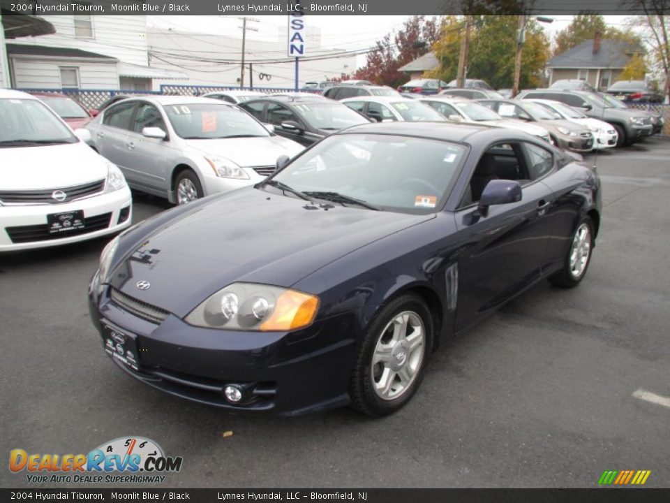 Front 3/4 View of 2004 Hyundai Tiburon  Photo #3