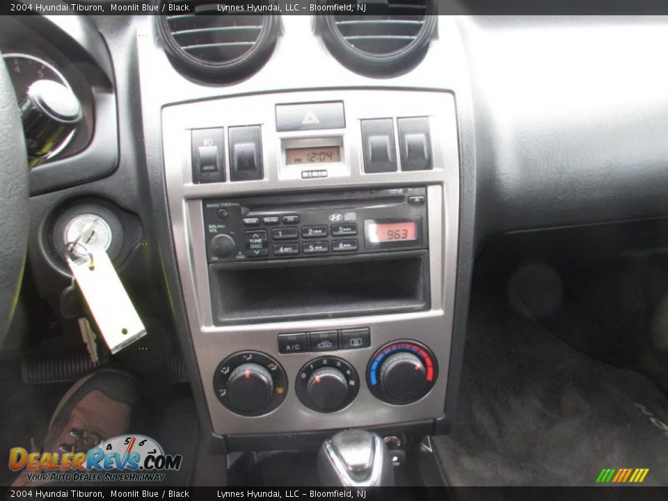 Controls of 2004 Hyundai Tiburon  Photo #10