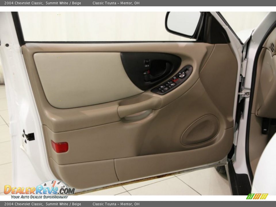 2004 Chevrolet Classic Summit White / Beige Photo #4