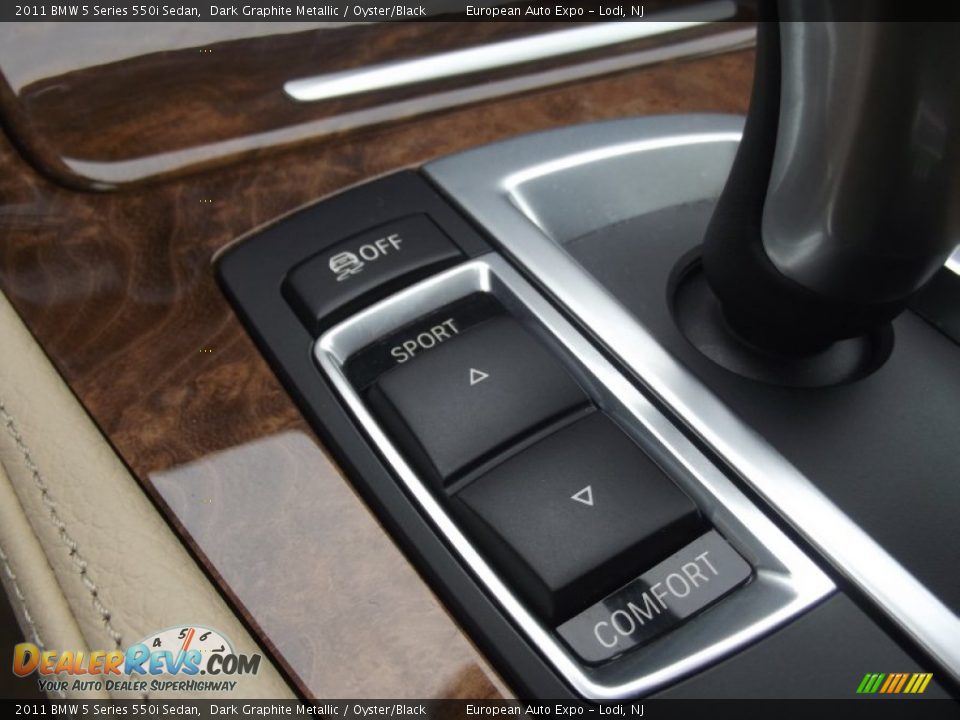 2011 BMW 5 Series 550i Sedan Dark Graphite Metallic / Oyster/Black Photo #32