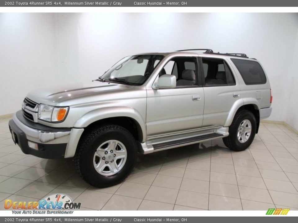 Front 3/4 View of 2002 Toyota 4Runner SR5 4x4 Photo #3